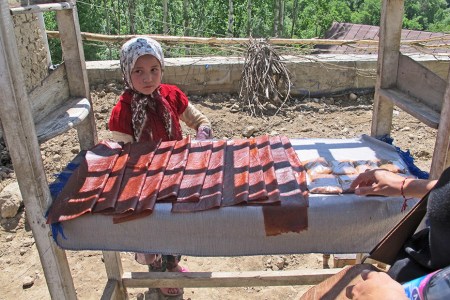 KIRGUISTAN 101 (EL PUEBLO DE ARSLANBOB) VENDEDORA DE CARAMELOS EN QUE PARECEN PAPEL