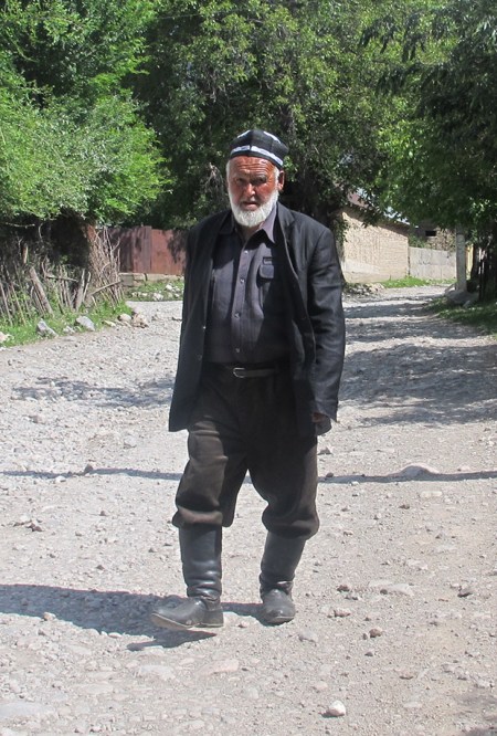 KIRGUISTAN 103 (EL PUEBLO DE ARSLANBOB) UN PATRIARCA KIRGUI