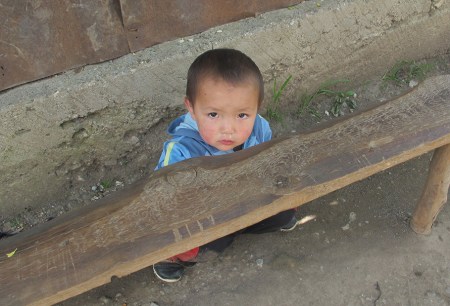 KIRGUISTAN 104 (EL PUEBLO DE ARSLANBOB) UN CRIO KIRGUI