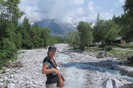 KIRGUISTAN 108 (ARSLANBOB, HACIA LAS CASCADAS SAGRADAS) AL FONDO LAS MONTAÑAS CHATKAL