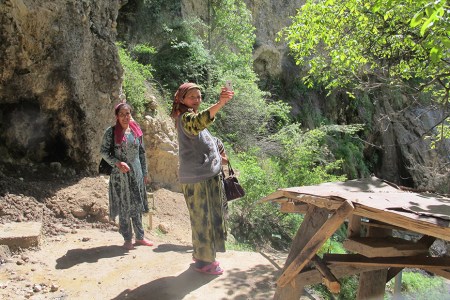 KIRGUISTAN 110 (ARSLANBOB, HACIA LAS CASCADAS SAGRADAS) NOS HAN PEDIDO PERMISO PARA HACERNOS UNA FOTO