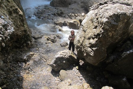 KIRGUISTAN 114 (ARSLANBOB, HACIA LAS CASCADAS SAGRADAS) AL PIE DE LA CATARATA
