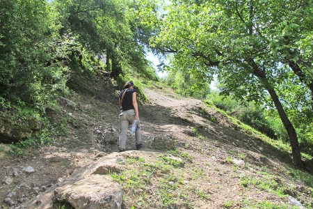 KIRGUISTAN 116 (ARSLANBOB, SUBIENDO AL BOSQUE DE NOGALES) EL CAMINO ES MUY EMPINADO