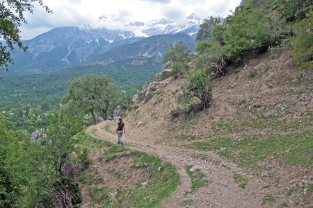 KIRGUISTAN 127 (ARSLANBOB, BAJANDO) ESTA REGION ES UN VERDADERO OASIS EN ALTURA