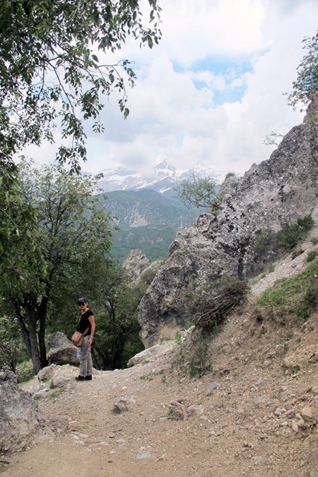 KIRGUISTAN 128 (ARSLANBOB, BAJANDO) CADA ESQUINA ES UNA POSTAL