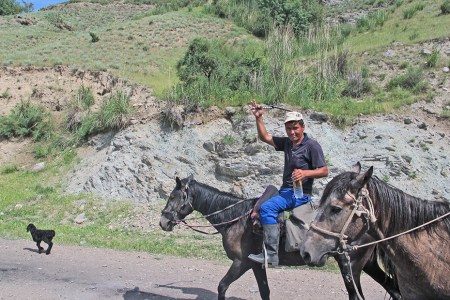 KIRGUISTAN 134 (DE ARSLANBOB A BALYKCHY) LOS NOMADAS NOS AGRADECEN NUESTRA PACIENCIA
