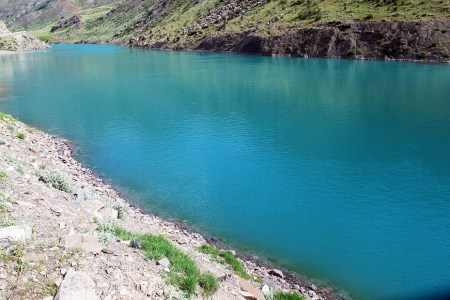 KIRGUISTAN 137 (DE ARSLANBOB A SUUSAMYR ) EL RIO NARYN, EL EXPLENDIDO COLOR AZUL SE DEBE A LOS MINERALES QUE LEVAN SUS AGUAS DISUELTOS