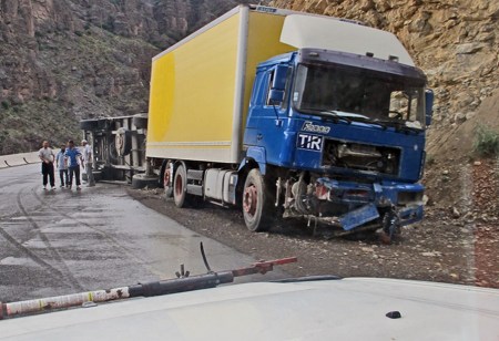 KIRGUISTAN 139 (DE ARSLANBOB A SUUSAMYR ) HA LLOVIDO, CON LA PELICULA DE BARRO QUE TIENE LA CARRETEA, ES UNA PISTA DE PATINAJE