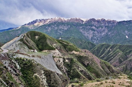 KIRGUISTAN 140 (DE ARSLANBOB A SUUSAMYR) ESTAMOS TOO EL TIEMPO RODEADOS DE MONTAÑAS