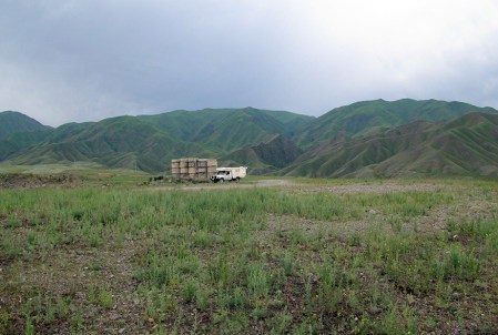 KIRGUISTAN 142 (DE ARSLANBOB A SUUSAMYR) EL LAGO DE TOKTOGUL, UN BUEN SITIO PARA DORMIR, NO NOS VEN DESE LA CARRETERA