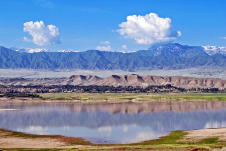 KIRGUISTAN 144 (DE ARSLANBOB A SUUSAMYR) EL LAGO DE TOKTOGUL, POR LA MAÑANA Y ENFRENTE LA POBALCION DE TOKTOGUL