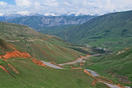 KIRGUISTAN 15 (HACIA EL PAMIR) CAMINO A GULCHA, BAJANDO EL ASFALTADO PASO DE CHYRCHYK 2.402 M., SEPARA GULCHA DE OSH