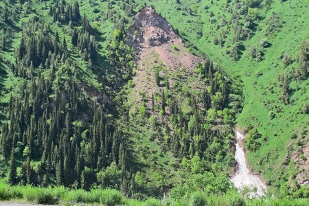 KIRGUISTAN 151 (DE ARSLANBOB A SUUSAMYR) POR EL CURSO DE EL RIO NARYN, ENCONTRAMOS PAISAJES MUY ALPINOS