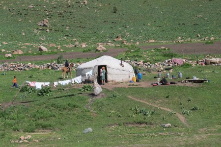 KIRGUISTAN 152 (DE ARSLANBOB A SUUSAMYR) POR EL CURSO DE EL RIO NARYN, NOMADAS 1