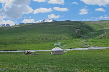 KIRGUISTAN 155 (DE ARSLANBOB A SUUSAMYR) POR EL CURSO DEL RIO NARYN, AL FONDO EL MACIZ0 DE SARY KAMYSH