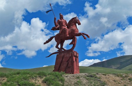 KIRGUISTAN 158 (DE ARSLANBOB A BALYKCHY) LAS ESTATUAS A TAMERLAN, SON MUY FRECUENTES EN ASIA CENTRAL