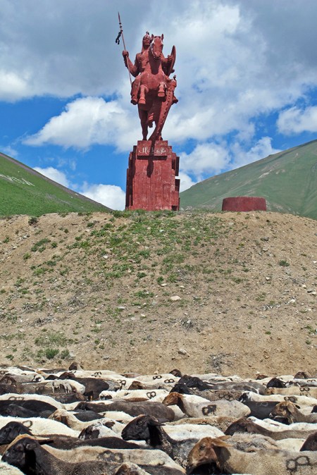 KIRGUISTAN 159 (DE ARSLANBOB A SUUSAMYR) PARECE QUE LAS OVEJAS ESTAN RINDIENDO PLEITESIA A TAMERLAN