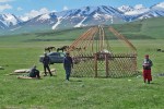 KIRGUISTAN 163 (DE ARSLANBOB A SUUSAMYR) MONTAJE DE UNA YURTA, CON MERCEDES INLUIDO