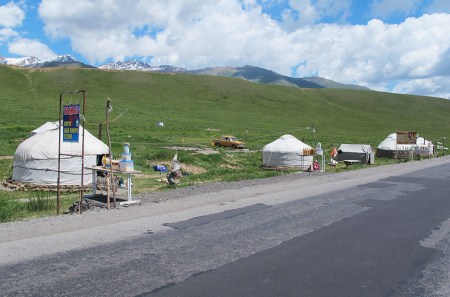 KIRGUISTAN 167 (DE ARSLANBOB A SUUSAMYR) A LO LARGO DE LA CARRETERA HAY SITIOS DONDE LOS NOMADAS MONTAN PEQUENA YURTAS PARA VENDER SUS PRODUCTOS