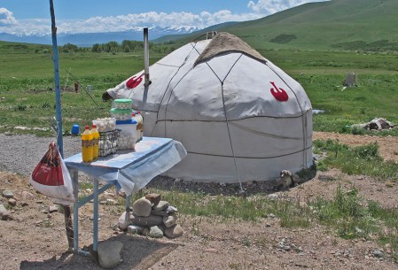 KIRGUISTAN 168 (DE ARSLANBOB A BALYKCHY) ALGUNAS YURTAS TIENEN SIMBOLOS, QUE INDICAN UNA APERTENENCIA FAMILIAR