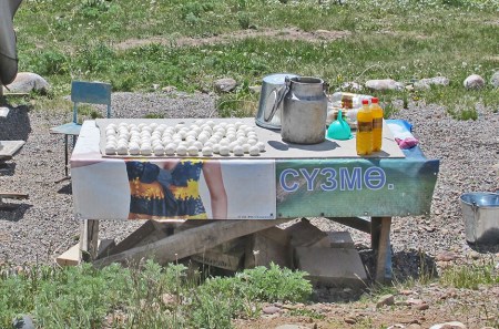 KIRGUISTAN 169 (DE ARSLANBOB A SUUSAMYR) EL PRODUCTO MAS TIPICO SON LAS BOLITAS DE QUESO SECO Y ACIDO, LLAMADAS CURD