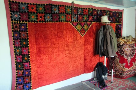 KIRGUISTAN 172 (SUUSAMYR POBLADO) ALFOMBRSA SHYRDAK TIPICAS KIRGUI, HECHAS DE LANA CON COLORES MUY INTENSOS