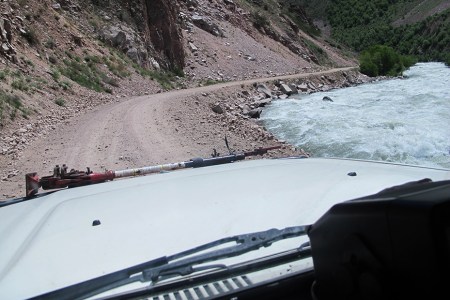 KIRGUISTAN 177 (DE SUUSAMYR A KYZYL OL) RIO KEKEMEREN, EL MARGEN DERECHO