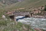 KIRGUISTAN 178 (DE SUUSAMYR A KYZYL OL) RIO KEKEMEREN, UNO DE LOS RAROS PUENTES EXISTENTES