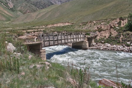 KIRGUISTAN 178 (DE SUUSAMYR A KYZYL OL) RIO KEKEMEREN, UNO DE LOS RAROS PUENTES EXISTENTES