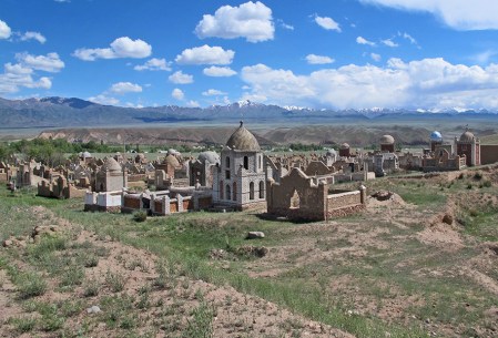 KIRGUISTAN 191 (DE KAIYRMA A BALYKCHY) LOS CEMENTERIOS SON MUCHO MAS GRANDIOSOS Y OSTENTOSOS QUE LAS CASAS DE LOS HABITANTES QUE SON MUY SENCILLAS
