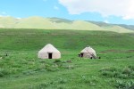 KIRGUISTAN 195 (DE KAIYRMA A BALYKCHY) UN GRUPO DE YURTAS