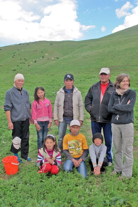KIRGUISTAN 201 (DE KAIYRMA A BALYKCHY) LA FOTO PROTOCOLARIA CON TODA LA FAMILIA, QUE ESTA VESTIDA AL ULTIMA MODA OCCIDENTAL