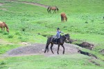 KIRGUISTAN 204 (DE KAIYRMA A BALYKCHY) SE DICE QUE EN ESTE PAIS, LOS NINOS MONTAN A CABALLO ANTES DE SABER ANDAR