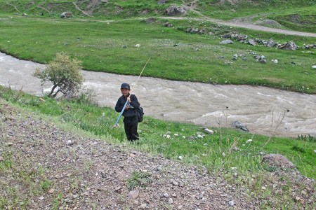KIRGUISTAN 22 (HACIA EL PAMIR) GULCHA, UN JOVEN PESCADOR