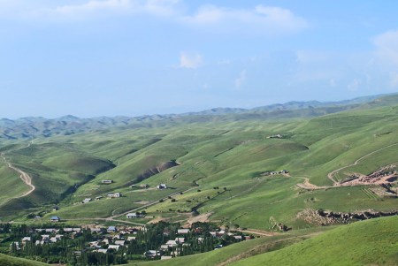 KIRGUISTAN 23 (HACIA EL PAMIR) GULCHA, DEJAMOS EL PUEBLO ATRAS DESPUES DE HABER DORMIDO