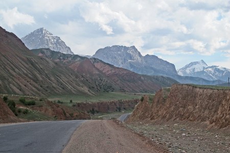 KIRGUISTAN 24 (HACIA EL PAMIR) SUBIENDO A SARY TACH, DE MOMENTO LA CARRETERA ESTA ESTUPENDA