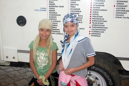 KIRGUISTAN 3 (HACIA EL PAMIR) CIUDAD DE OCH, UNAS SIMPATICAS NIÑAS KIRGUISAS QUERIAN HACERSE UNA FOTO ...