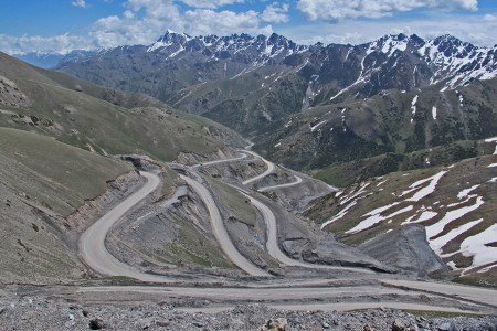 KIRGUISTAN 34 (HACIA EL PAMIR) SUBIENDO A SARY TACH, LA RUTA, HAY ZONAS CON BASTANTES CURVAS PERO BIEN TRAZADAS