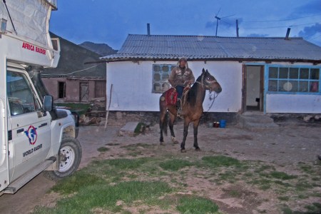 KIRGUISTAN 40 (PAMIR, EL VALLE DE ALAI) SARY MOGHUL, NOS CEDEN UN SITIO DE ACAMPADA