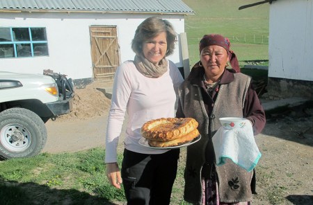 KIRGUISTAN 44 (PAMIR, EL VALLE DE ALAI) SARY MOGHUL, UNA SEÑORA NOS OFRECE PARA DESAYUNAR LECHE DE YEGUA Y PAN HECHO POR ELLA