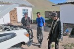 KIRGUISTAN 46 (PAMIR, EL VALLE DE ALAI) SARY MOGHUL, LOS HOMBRES ESTAN MUY INTERSADOS QUE LES ENSEÑEMOS EL MOTOR DEL COCHE
