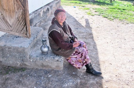 KIRGUISTAN 47 (PAMIR, EL VALLE DE ALAI) SARY MOGHUL, SE LLAMA QAMRA ESTA SEÑORA ES LA PRUEBA VIVIENTE DE LA LEGENDARIA HOSPITALIDAD DEL PAMIR