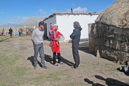 KIRGUISTAN 55 (PAMIR, EL VALLE DE ALAI) ANTES DE LA FRONTERA DE TAYIKISTAN, COMUNICAMOS CON DIFICULTAD CON LA GENTE...