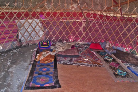 KIRGUISTAN 58 (PAMIR, EL VALLE DE ALAI) ANTES DE LA FRONTERA DE TAYIKISTAN, EL INTERIOR DE LA YURTA