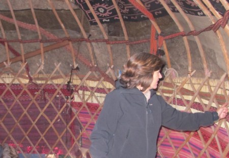 KIRGUISTAN 59 (PAMIR, EL VALLE DE ALAI) ANTES DE LA FRONTERA DE TAYIKISTAN, TOMANDO NOTA DE LOS DETALLES INTERIORES