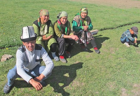 KIRGUISTAN 61 (PAMIR, EL VALLE DE ALAI) ANTES DE LA FRONTERA DE TAYIKISTAN, NOS PIDEN QUE LE HAGAMOS FOTOS