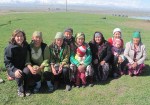 KIRGUISTAN 63 (PAMIR, EL VALLE DE ALAI) ANTES DE LA FRONTERA DE TAYIKISTAN, YA ESTA EL GRUPO COMPLETO DE LAS CHICAS