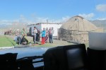 KIRGUISTAN 65 (PAMIR, EL VALLE DE ALAI) ANTES DE LA FRONTERA DE TAYIKISTAN, TODA LA FAMILIA SALE A DESPEDIRNOS