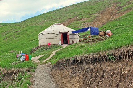 KIRGUISTAN 8 (HACIA EL PAMIR) CAMINO A GULCHA, LAS YURTAS SE UTILIZAN EN LAS MONTAÑAS O PRADERAS, TRANSPORTANDOSE EN CABALLOS
