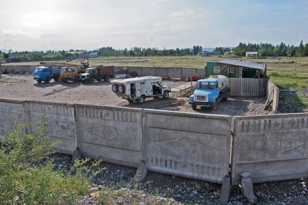 KIRGUISTAN 93 (HACIA ARSLANBOB) HEMOS DORMIDO AL LADO RIO KARA UNGUR PROTEJIDOS DEL FUERTE VIENTO DE ANOCHE, CON ESTOS CAMIONEROS QUE SACAN ARENA DEL RIO